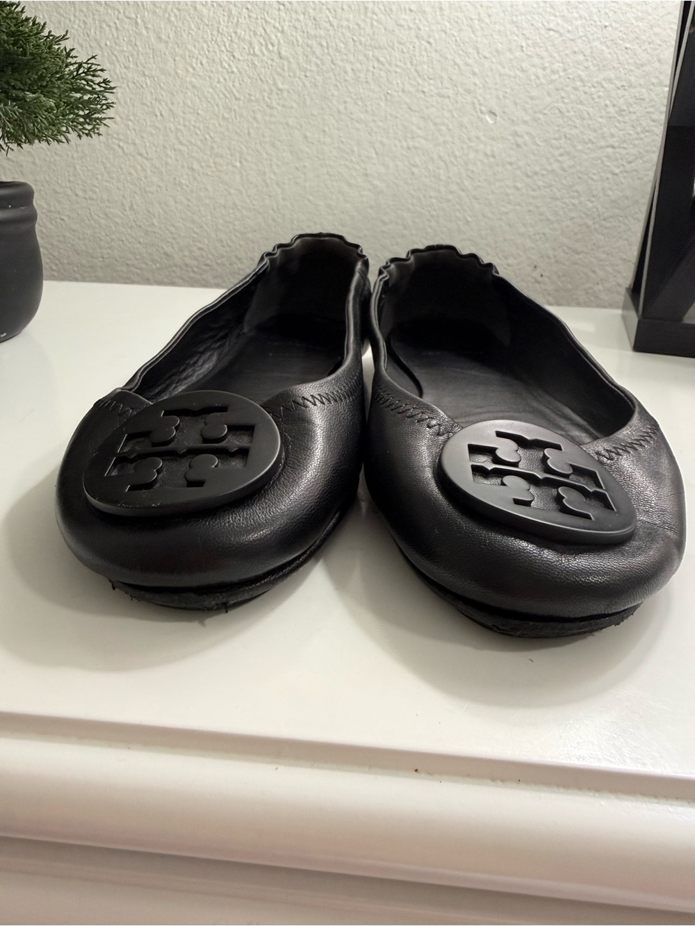 Tory Burch size 6.5 Minnie Travel Ballet Black Leather Logo Ballet Flats - Picture 5 of 7